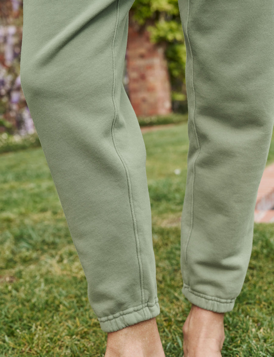 Detail of cinched leg on person wearing Green Frank & Eileen Eamon Jogger Sweatpant in Triple Fleece